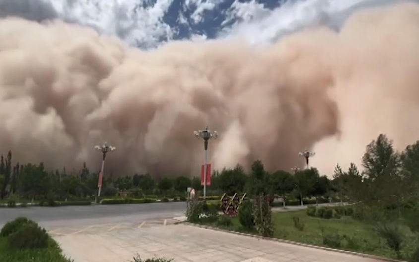 Video ghi cảnh bão cát khủng khiếp trùm lên các tòa nhà và đường phố Trung Quốc